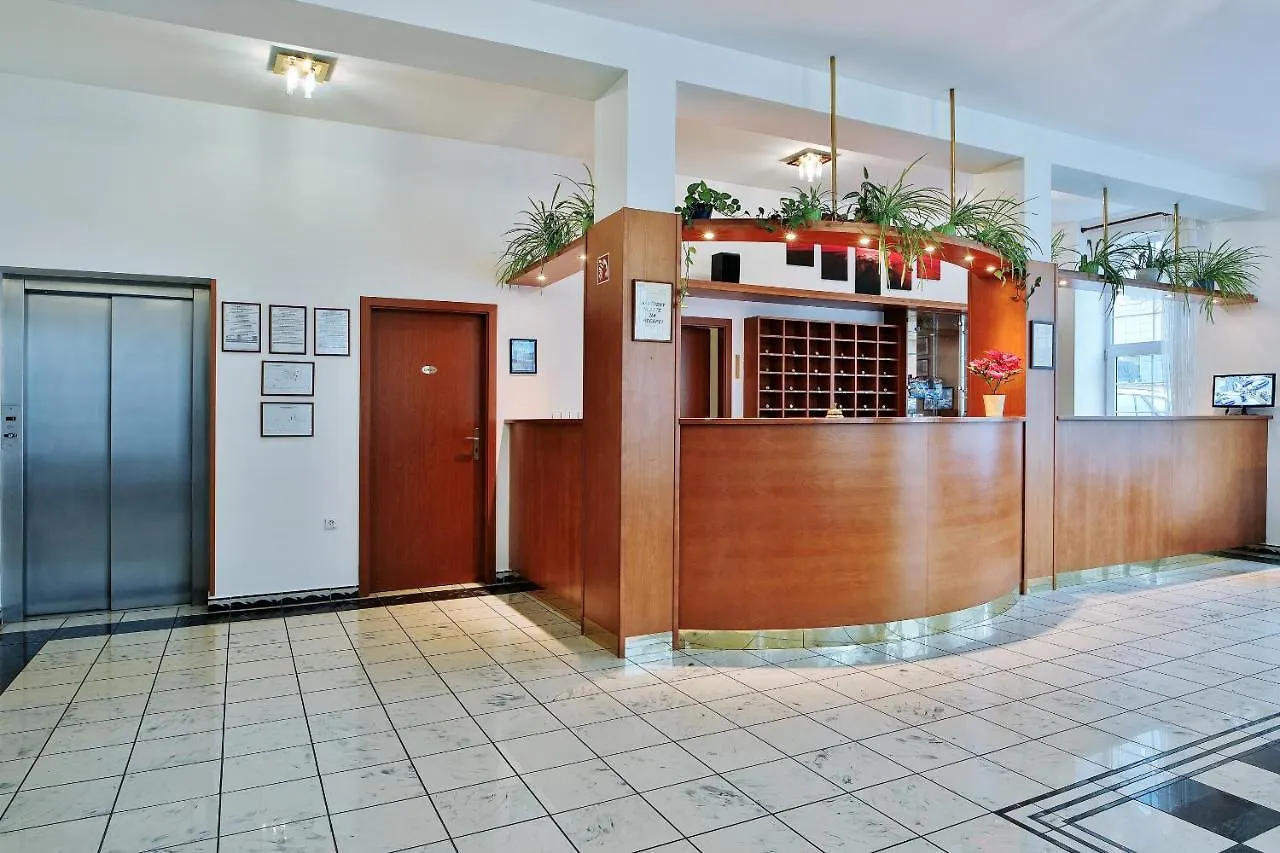 Attic Hotel Prag 3*,