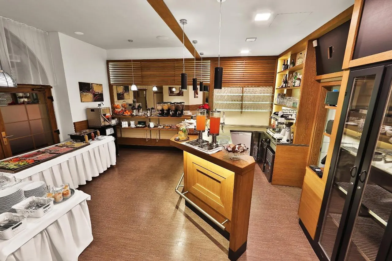Attic Hotel Prague 3*,